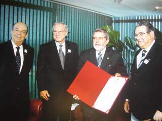 Empresário ao lado do então, presidente Lula, em visita a Três Lagoas durante inauguração de usina termelétrica.