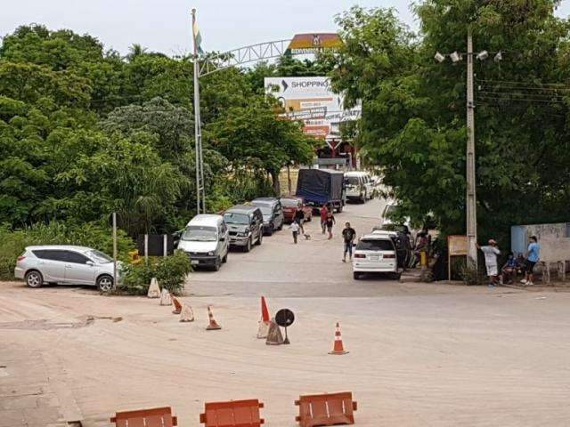 Greve barra ve&iacute;culos e obriga travessia a p&eacute; na fronteira com a Bol&iacute;via