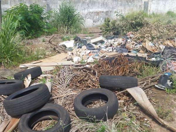 Lixo toma conta de cal&ccedil;ada e pneus aumentam focos de dengue na Vila Jacy 
