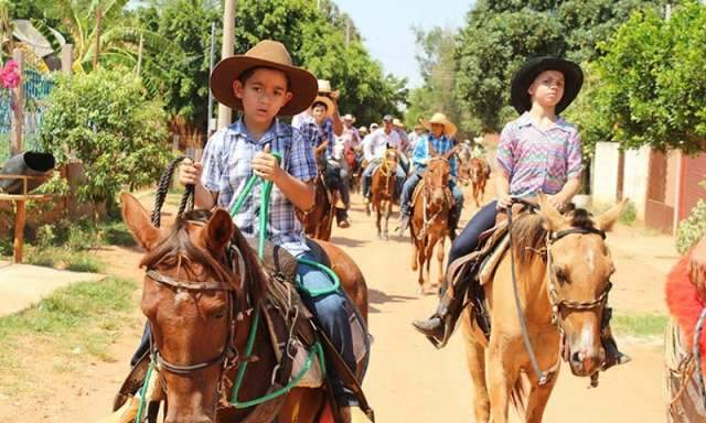 Fi&eacute;is fazem cavalgada, prociss&atilde;o e missa para Nossa Senhora Aparecida