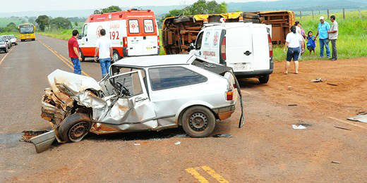  &Ocirc;nibus escolar capota ap&oacute;s bater em carro na MS-162 em Sidrol&acirc;ndia 