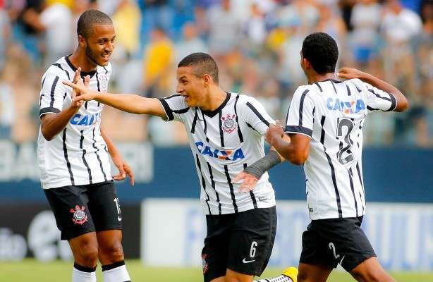 S&atilde;o Caetano assusta, mas Corinthians vira e vai &agrave; semifinal da Copinha