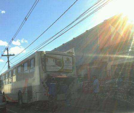 &Ocirc;nibus pega fogo, tumultua tr&acirc;nsito na Zahran e fuma&ccedil;a assusta motoristas