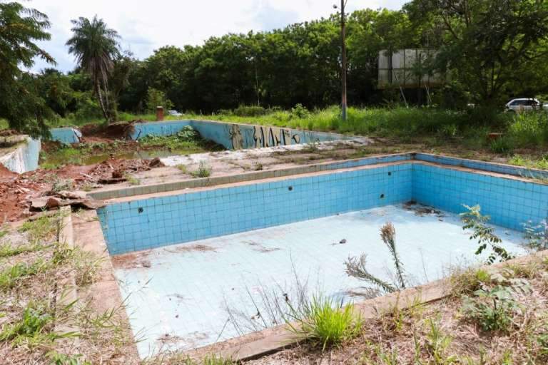As piscinas do Country Club foram desativadas (Foto: Henrique Kawaminami)