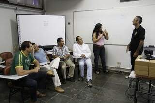 Com ajuda da esposa Alice, o professor dá aulas de Libras para funcionários da UFMS (Foto: Cleber Gellio)