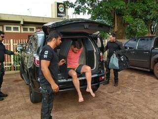 Aleff Manzatto, estudante de engenharia, é conduzido por policiais após ser preso por tráfico (Foto: Adilson Domingos)