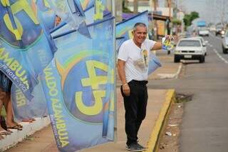 Em outro ponto da cidade, Airton Saraiva pedia votos para Reinaldo Azambuja (Foto: Marcos Ermínio)
