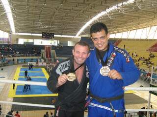 Claudionor e Márcio mostram as respectivas medalhas de ouro e bronze. Ao fundo, o Ginásio José Corrêa, em Barueri, local da competição (Foto: Divulgação)