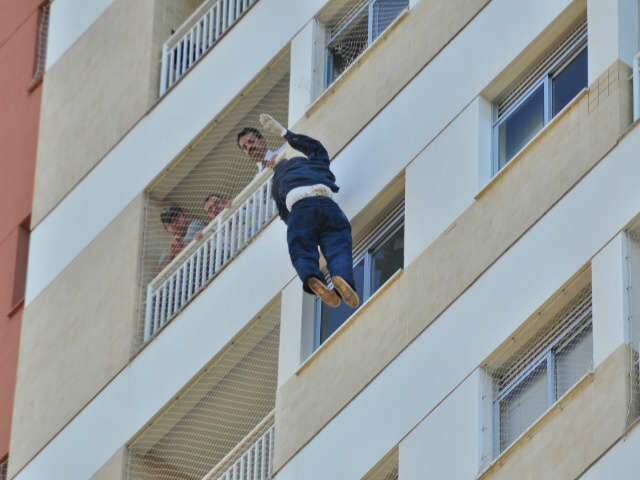  Pol&iacute;cia faz simula&ccedil;&atilde;o da queda de menino de 10 anos do 13&ordm; andar