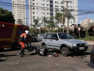 Acidente aconteceu no cruzamento entre as ruas Abrão Júlio Rahe com a José Antônio (Foto: Kisie Ainoã)