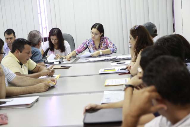 Amostras somem e licita&ccedil;&atilde;o dos kits escolares &eacute; adiada misteriosamente