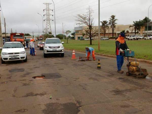 Depois de muita dor de cabe&ccedil;a, cratera em avenida deve ser tapada hoje