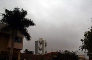 Tempo nublado em Campo Grande e previsão é de mais frio em todo MS. (Foto: Marcos Ermínio) 