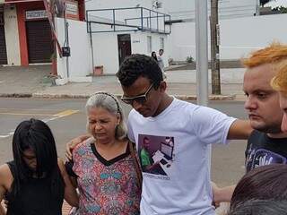 Irmão de Moisés ao lado de familiares e amigos da vítima (Foto: Mirian Machado)