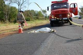 O homem morreu no local do acidente. (Foto: Viviane Oliveira)