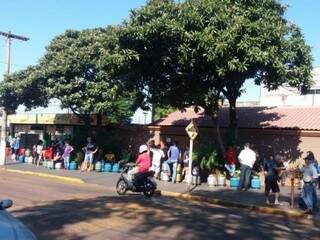 Com botijões vazios, douradenses fazem fila para comprar gás em revenda no Jardim Água Boa (Foto: Direto das Ruas)