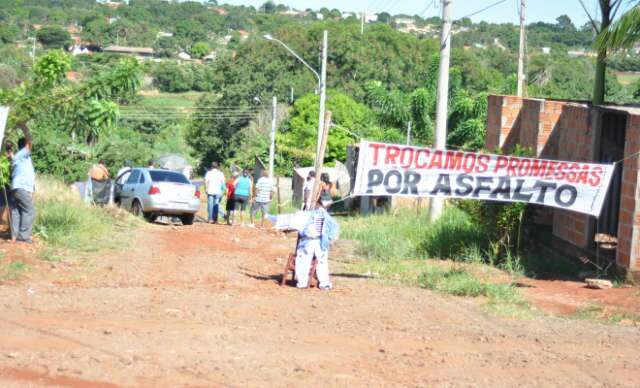  Com criatividade, moradores protestam por melhorias para bairro