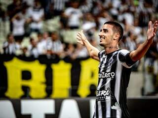 Autor de 3 gols em campo, Thiago Galhardo foi a grande estrela da partida. (Foto: Stephan Eilert/cearasc.com)