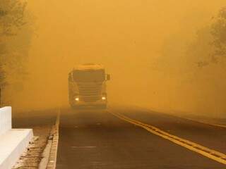Fumaça na região do Morro do Azeite tornou circulação pela BR-262 perigosa. (Foto: Subcom/Divulgação)