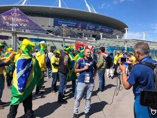 Torcedores chegam em grande número ao estádio de São Petersburgo, a maioria brasileiros (Foto: Paulo Nonato de Souza)