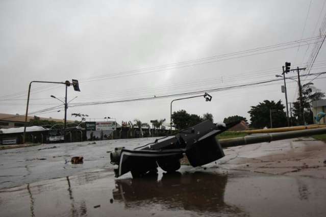 Com temporal, pelo menos tr&ecirc;s bairros est&atilde;o sem energia em Campo Grande