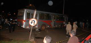 Ônibus ficou sobre os irmãos, que morreram na hora; vítimas tinham 16 e 20 anos (Foto: Francisco Junior)