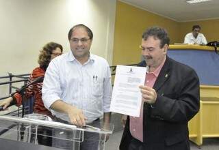 Vereadores promulgam lei que equipara plantões dos odontólogos aos médicos (Foto: Marcelo Calazans)