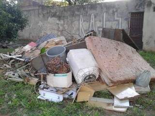 Montanha de lixo em passagem no bairro Coophavila. (Foto: Direto das Ruas)