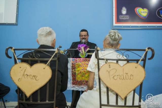 Casado h&aacute; 70 anos, Luiz &eacute; rom&acirc;ntico e leva caf&eacute; todo dia na cama do grande amor