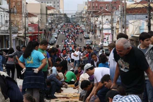 Tapete na rua e visita de dom Dimas a hospital marcam Corpus Christi