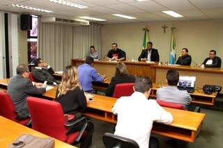 Reunião na Assembleia discutiu atendimento da oncologia em Dourados. (Foto: Wagner Guimarães/ALMS)