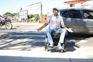 Cadeirante reclama que não guia para passagem. Ele precisou sair da faixa de pedestre para conseguir subir na calçada. (Foto: Marcos Ermínio) 
