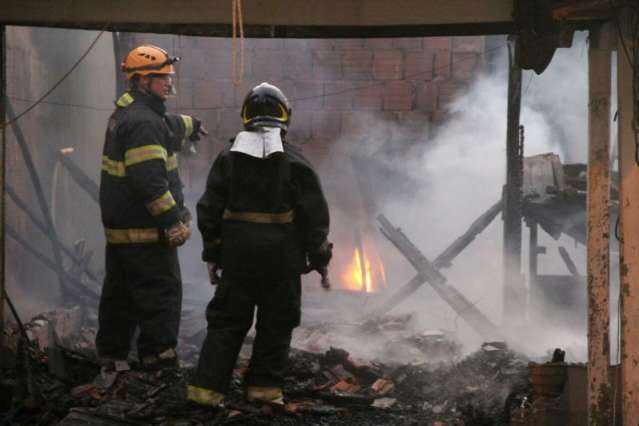 Casa de madeira &eacute; destru&iacute;da pelo fogo e suspeita &eacute; de inc&ecirc;ndio criminoso