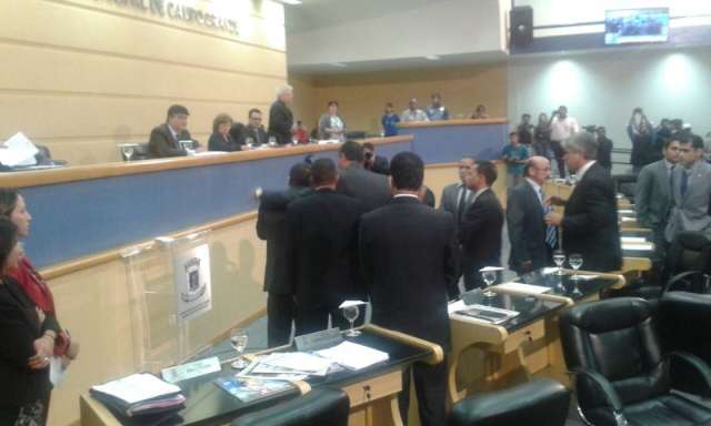Vereadores se desentendem e s&atilde;o contidos por colegas durante sess&atilde;o da C&acirc;mara