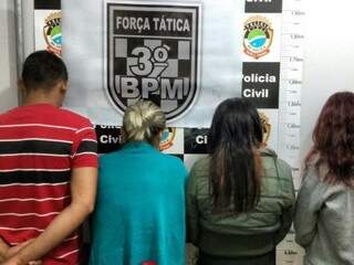 Casal e as duas adolescentes presos pela PM em Dourados (Foto: Divulgação/PM)