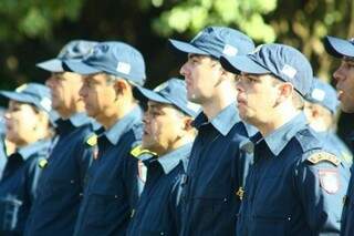 Policiais participam de solenidade alusiva ao Dia da PM, quando o governador assinou o decreto que amplia os batalhões. (Foto:Marcos Ermínio)