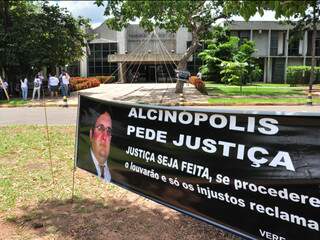 Com faixas e camisetas, família faz mobilização em frente ao Tribunal de Justiça. (Foto: João Garrigó)
