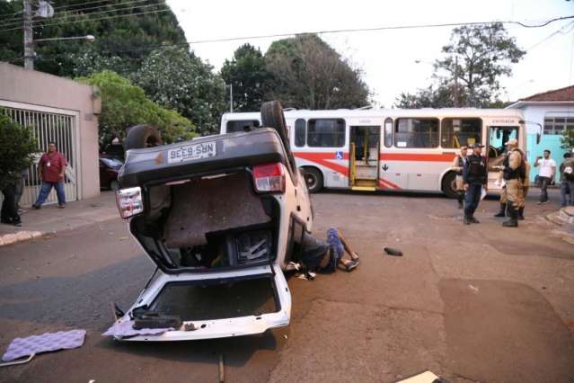 Carro avan&ccedil;a preferencial, &eacute; atingido por &ocirc;nibus e capota duas vezes