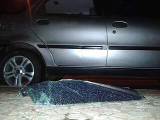 Carro de fotógrafo teve vidro traseiro arrancado. (Foto: Marcos Ermínio)