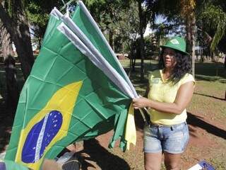 Lana Batista reservou mil unidades de bandeiras, cornetas e apitos (Foto Alan Nantes)