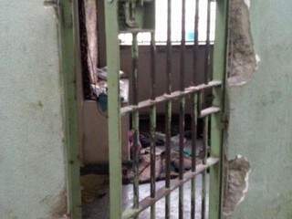 Adolescentes estouraram cadeados e tentaram quebrar paredes de celas (Foto: Direto das ruas)