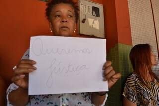 Aparecida lamenta a morte da irmã e pede que os responsáveis pelo crime sejam presos. (Foto: Renan Nucci)
