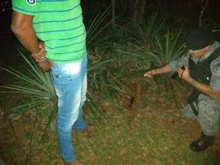 Acusado de matar corretor mostra a policial militar local onde jogou arma do crime (Foto: Divulgação)