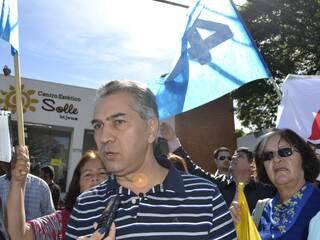 Candidato do PSDB, Reinaldo Azambuja, participa de bandeirada do partido neste sábado. (Foto: Simão Nogueira)