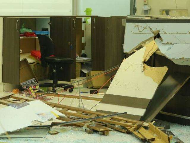 Caminhonete invade e destr&oacute;i recep&ccedil;&atilde;o de autoescola no Centro 