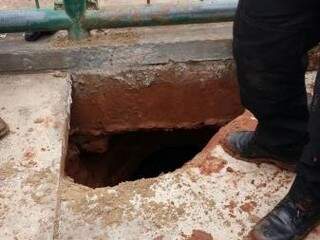  O buraco mede quase dois metros e fica próximo ao alambrado que dá acesso à muralha. (Foto: Divulgação/Agepen) 