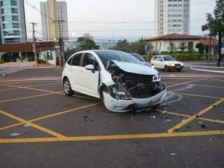 Frente do veículo Citroën C3 ficou destruída. (Foto: Simão Nogueira) 