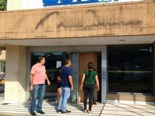 Banco diz que fechamento foi avisado, mas clientes se surpreenderam ao encontrar unidade da Avenida Mato Grosso fechada (Foto: André Bittar)