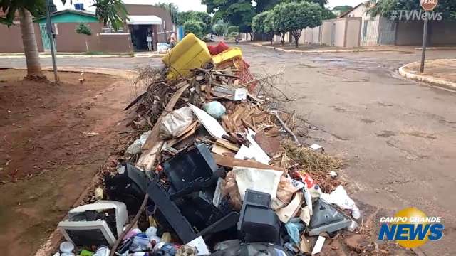 Sem fiscaliza&ccedil;&atilde;o ou consci&ecirc;ncia de moradores, bairro &eacute; tomado pelo lixo