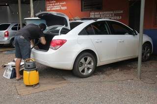 Limpeza interna dos carros garante o movimento dos lava a jatos nesta época chuvosa. (Foto: Marcos Ermínio)